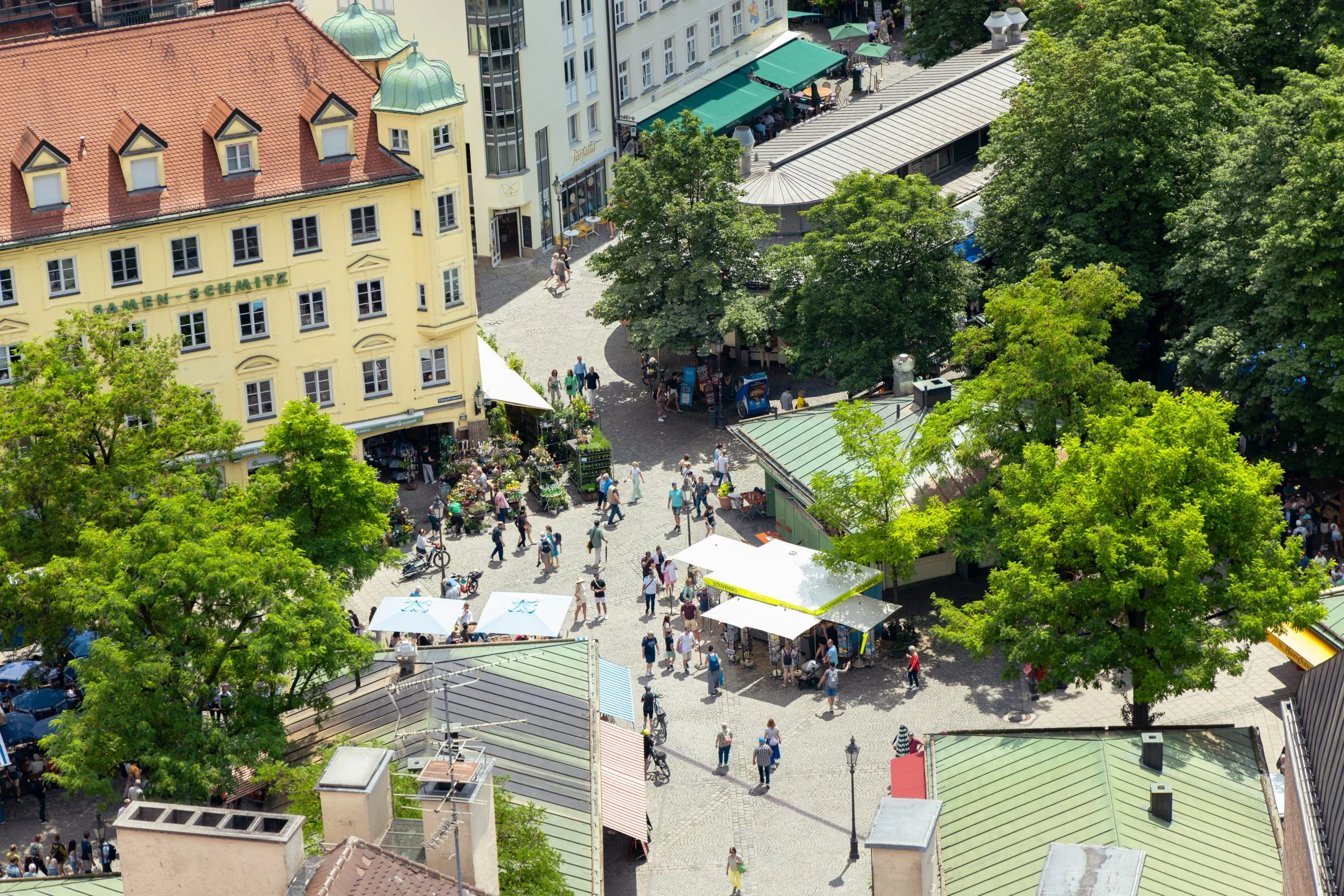 A busy market square in Munich seen from above