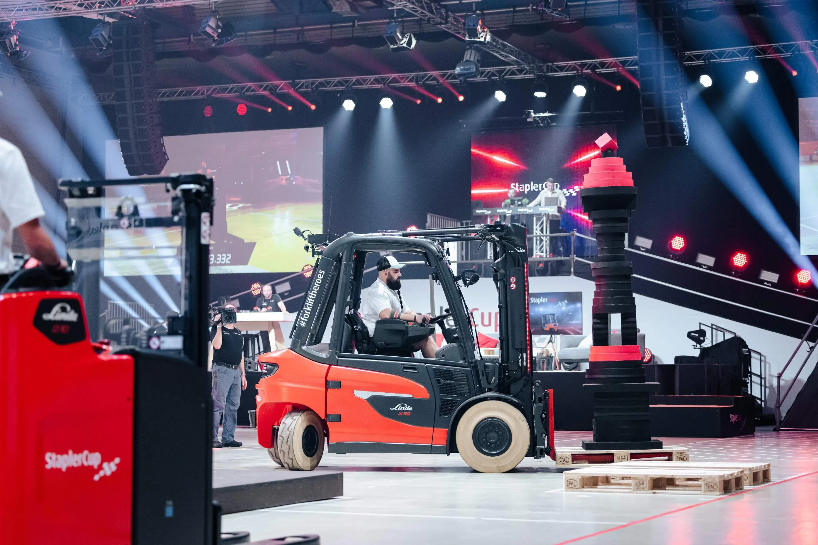 A Linde forklift driving through the stage set of the StaplerCup arena